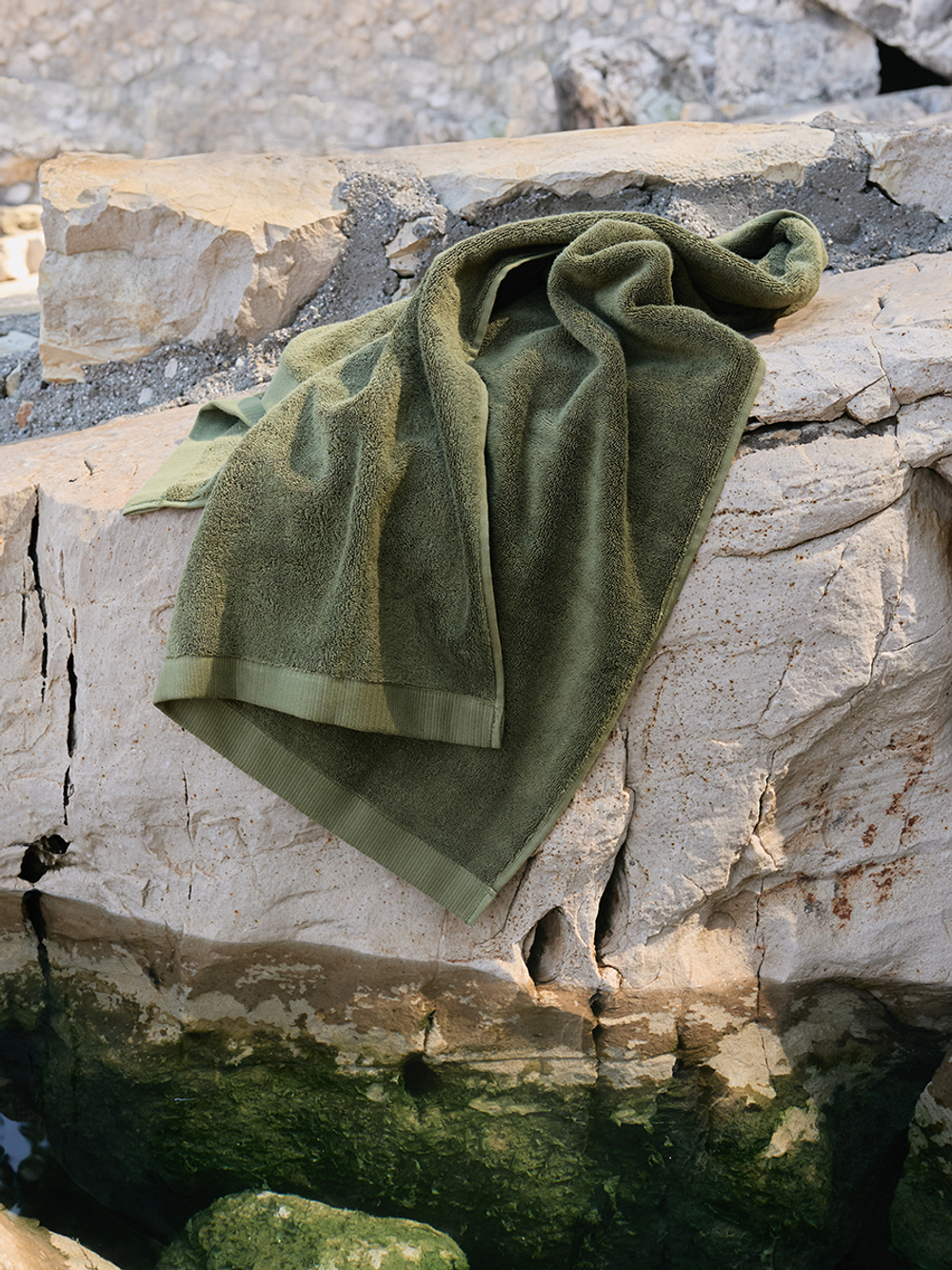 Полотенце банное оливкового цвета из коллекции essential, 70х140 см