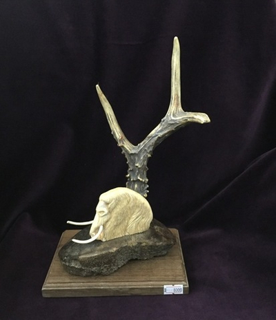 Мамонт у дерева