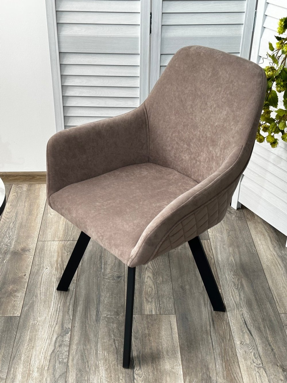 Стул М-City DISAUR Джет (Jet) поворотный на поворотный на 360 градусов, B5 Капучино, Велюр, Черный каркас