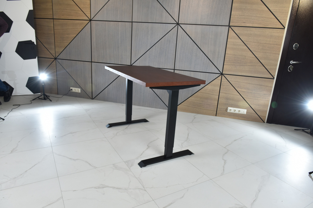 Регулируемый компьютерный стол Bazalt с регулировкой по высоте — столешница МДФ Красное дерево