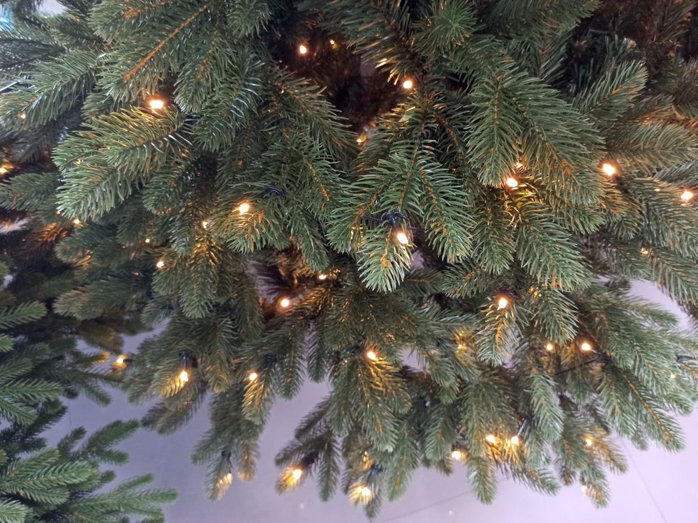 Ель с гирляндой встроенной «Парижанка» (Литая+пвх) 240 см / 2.4 м