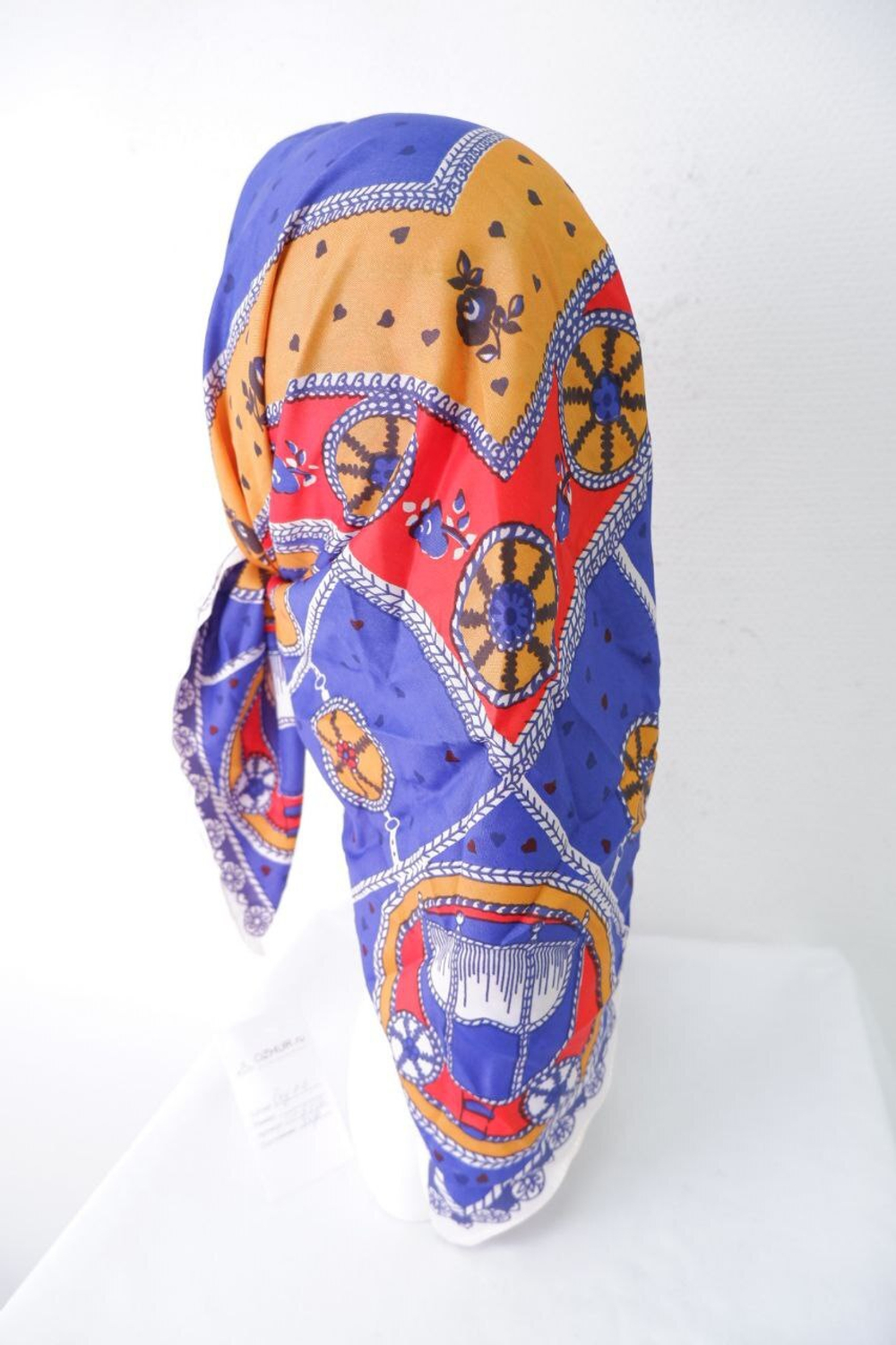 Косынка яркой расцветки