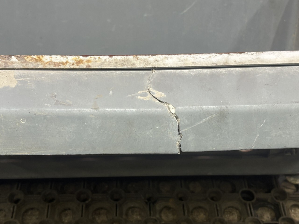 Корпус подножек правый