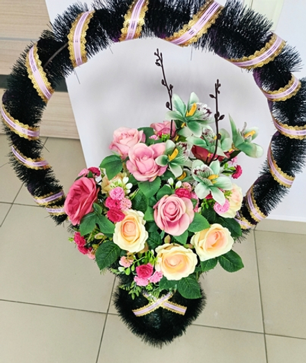 Корзина розы, орхидея ,мелкие гвоздики. Арт Е 005