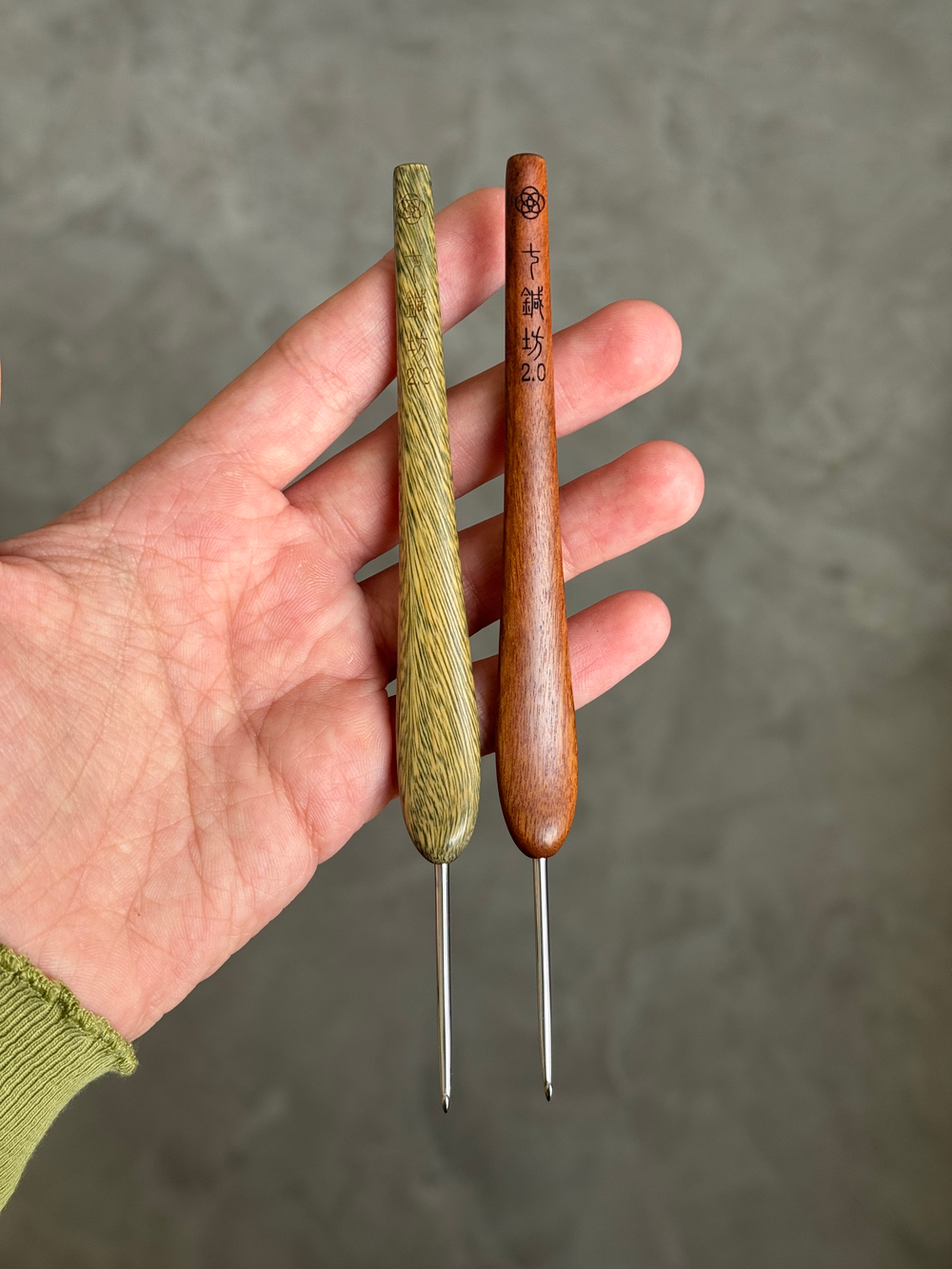 крючок с ручкой из розового палисандра Семь игл