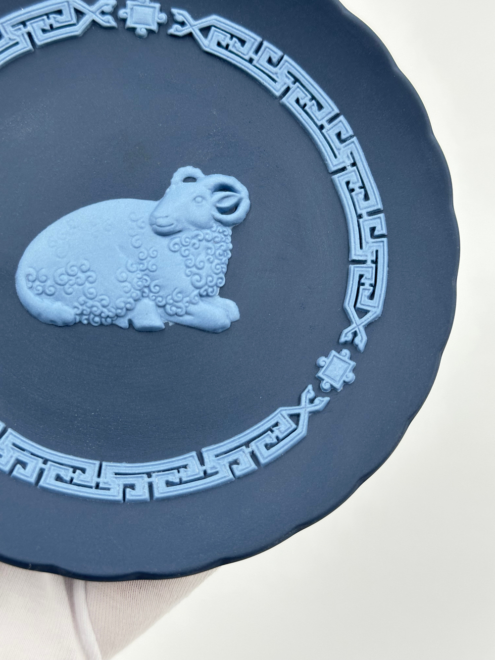 Тарелка декоративная Wedgwood «Год Овцы» тёмно-синяя