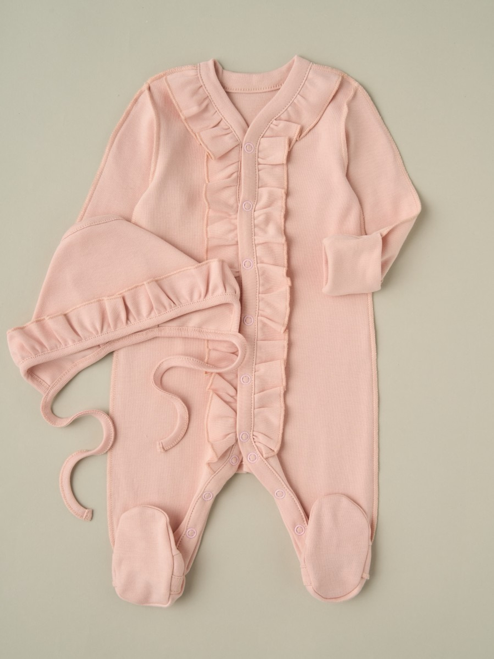 Комбинезон и чепчик с рюшами, Пудровый