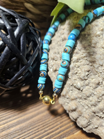 Колье ручной работы из натурального голубого малахита и каучука " Пестрая лента"