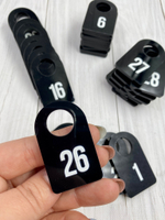 черные пластиковые номерки