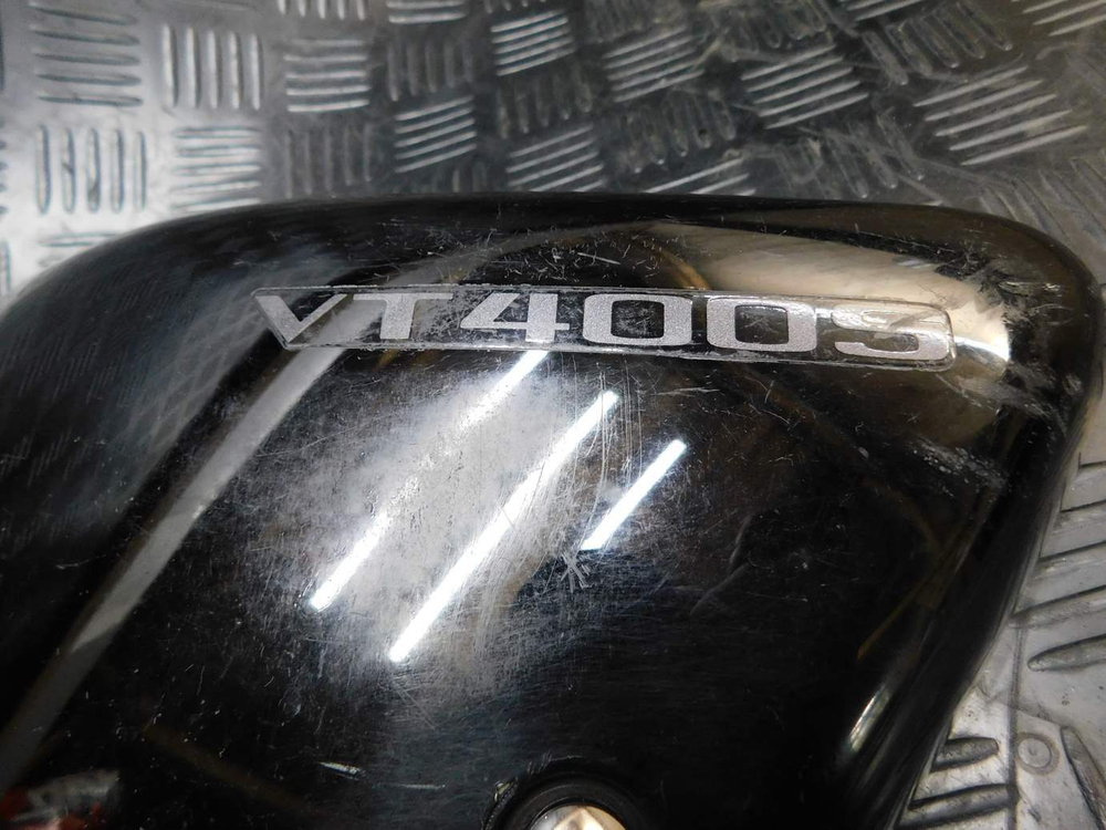Пластик боковой левый Honda Shadow VT400S NC46 63600-MGR-6700