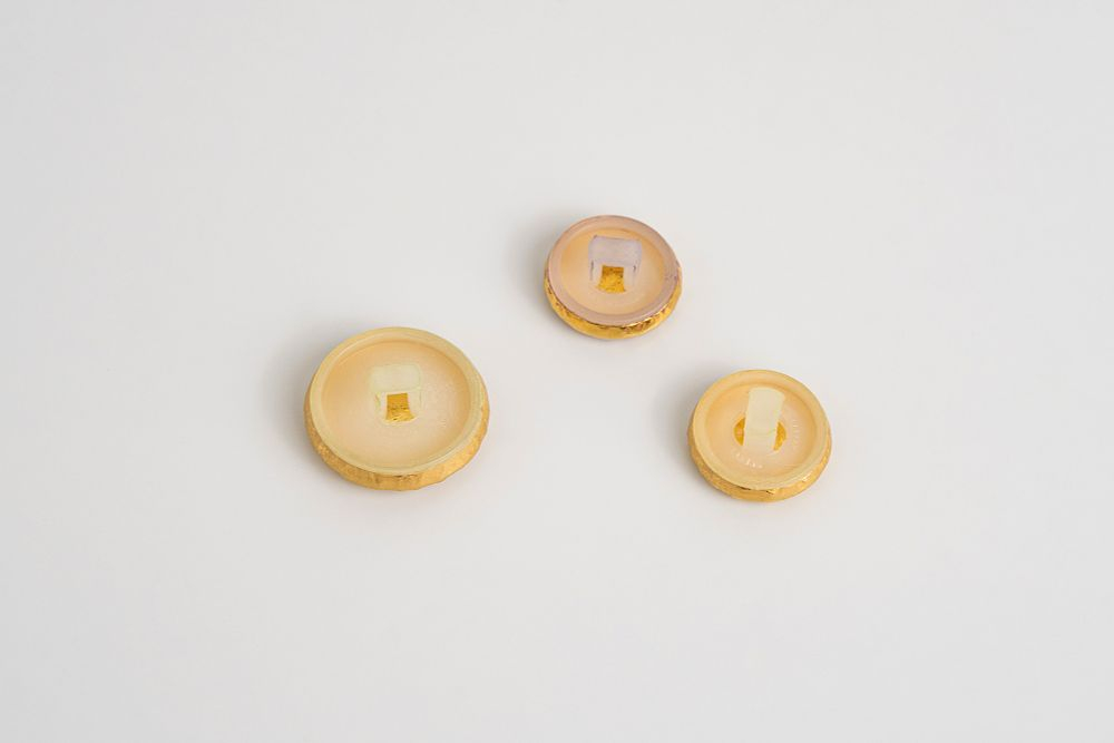 Три винтажные металлические пуговицы разного размера
