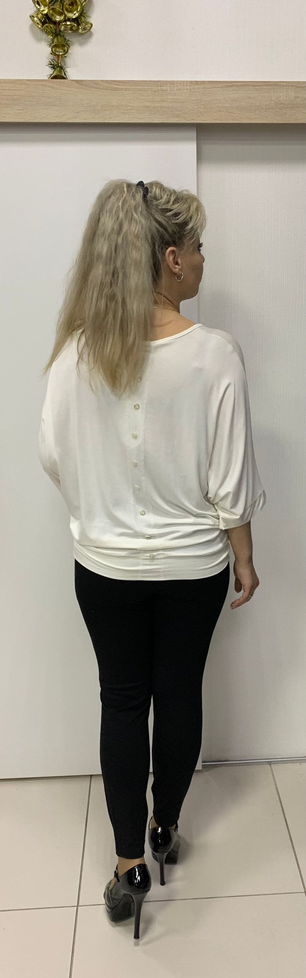 Белый джемпер с цветными ромбами