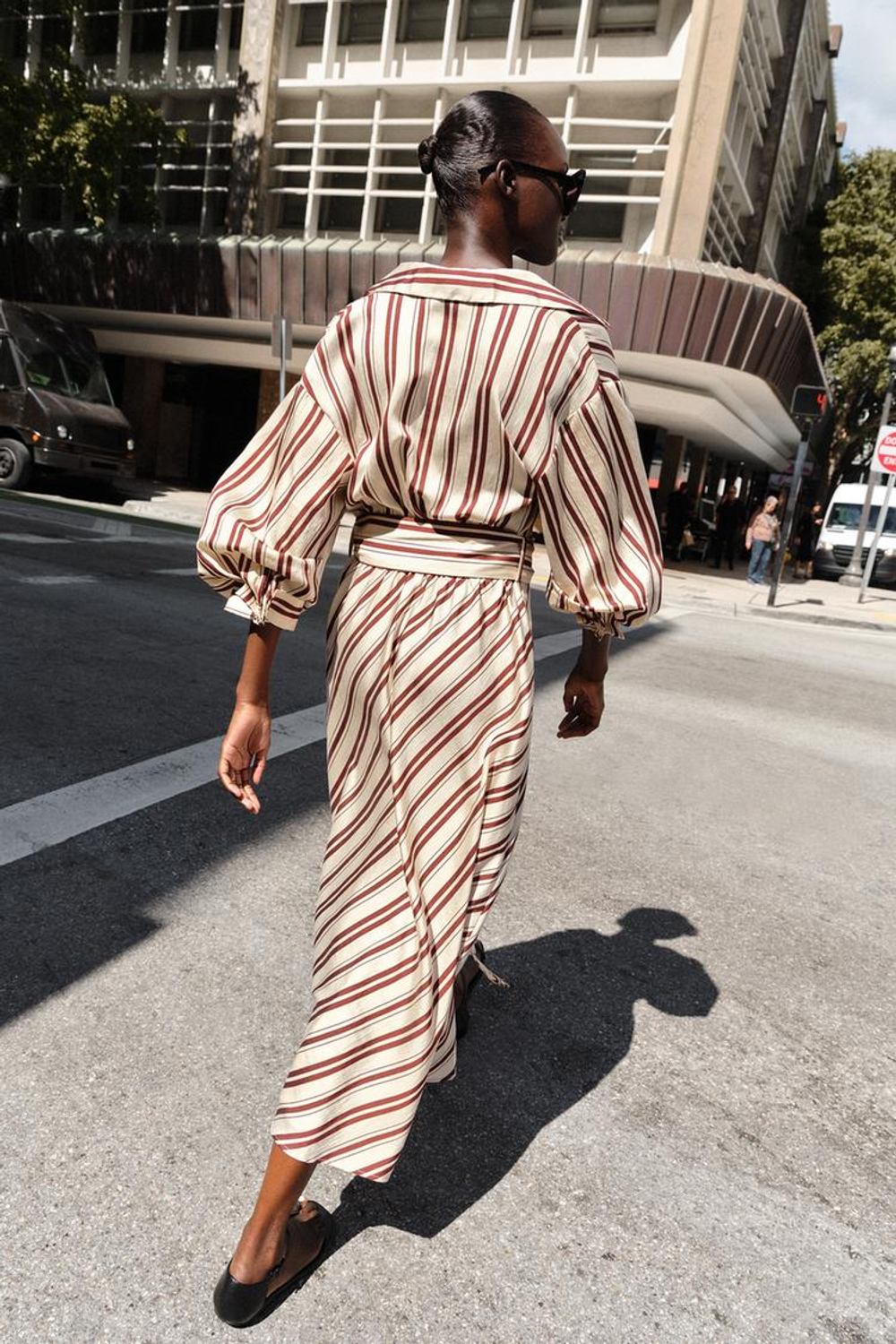 ZARA ПЛАТЬЕ МИДИ В ПОЛОСКУ С РЕМНЕМ, ЭКРЮ/ГРАНАТОВЫЙ