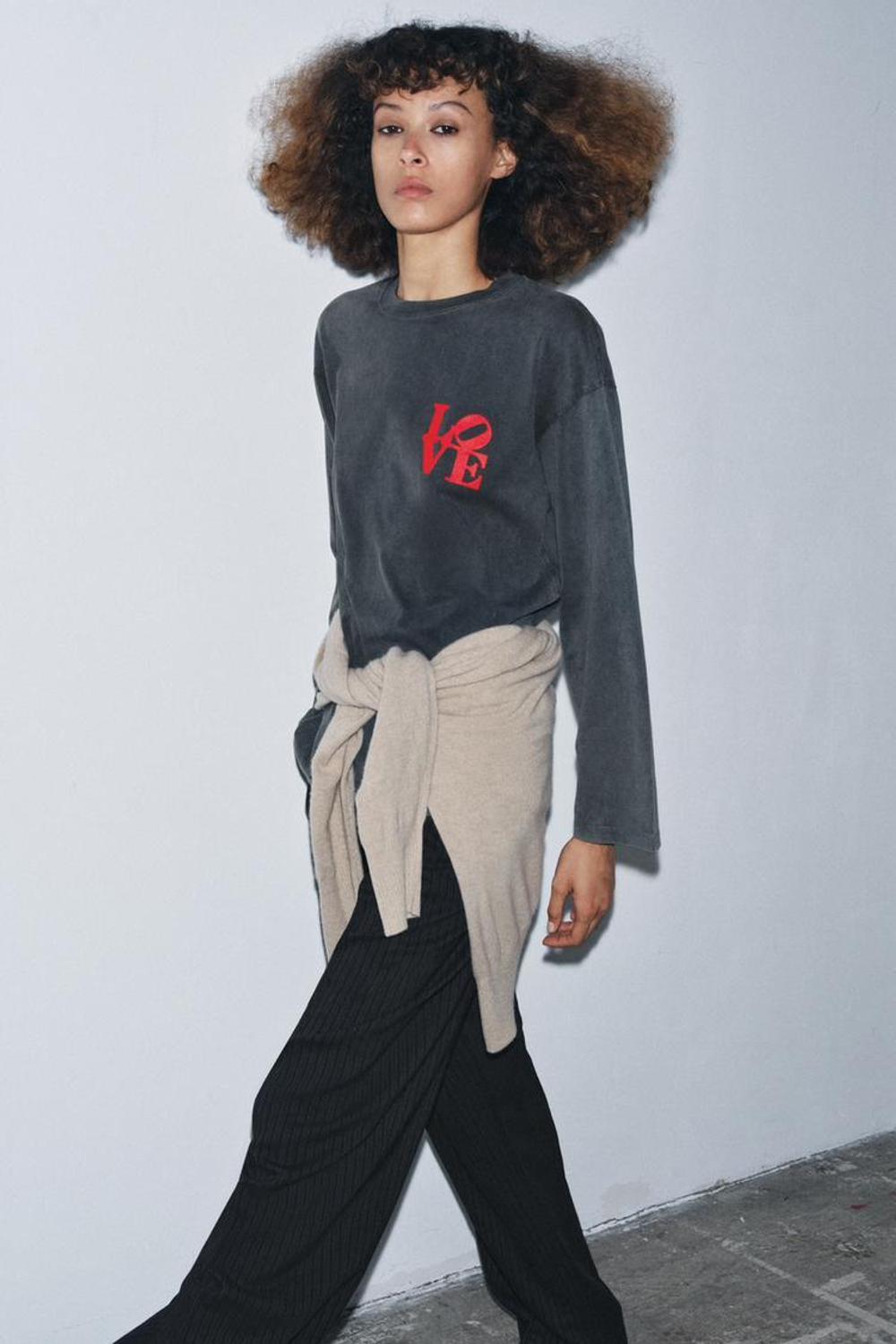 ZARA ФУТБОЛКА С ДЛИННЫМИ РУКАВАМИ С ЭФФЕКТОМ ПОТЕРТОСТИ, АНТРАЦИТОВО-СЕРЫЙ