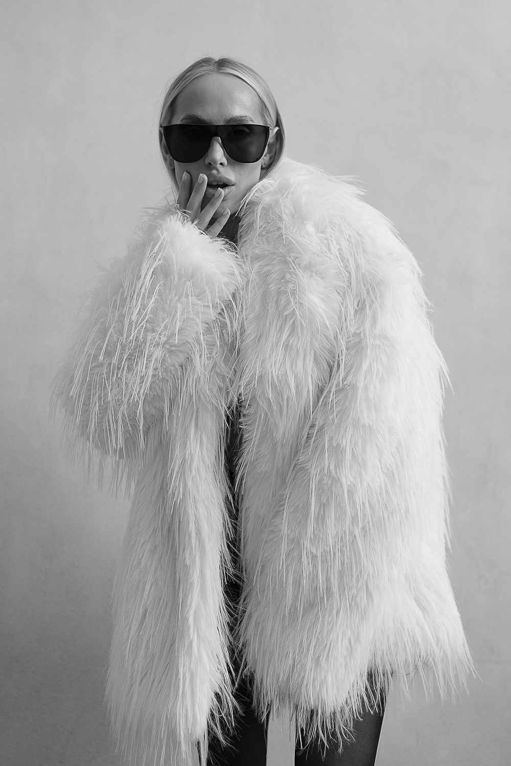 Шуба из эко-меха страуса молочная