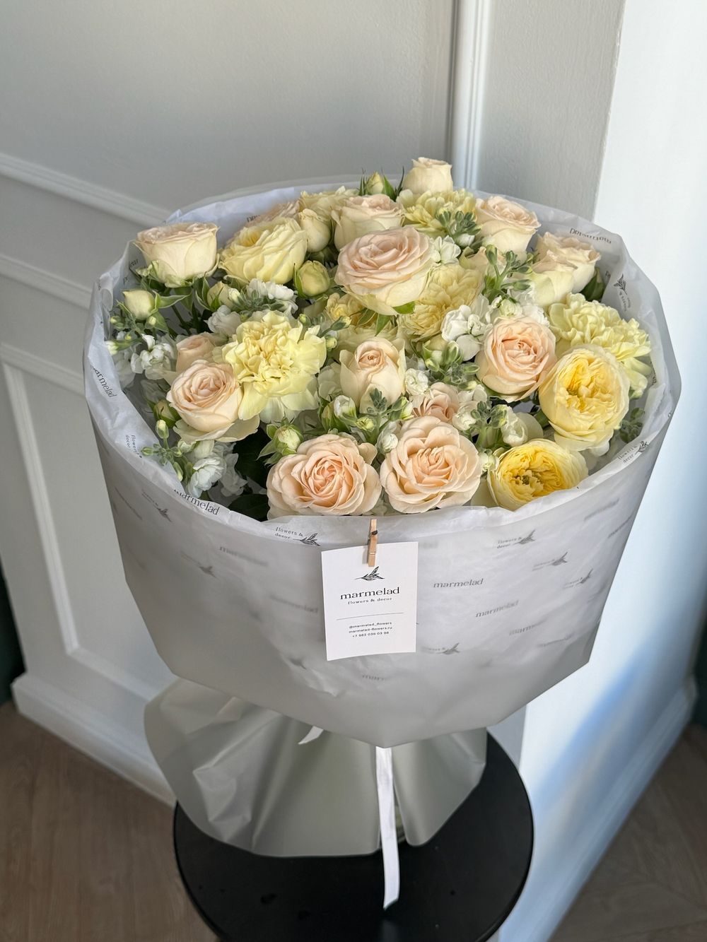 Сборный букет из кустовой пионовидной розы,маттиолы и диантусов