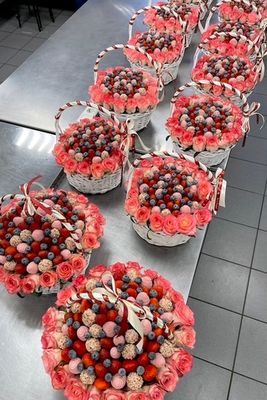 Корзина с клубникой в шоколаде и розами "Аленький цветочек"