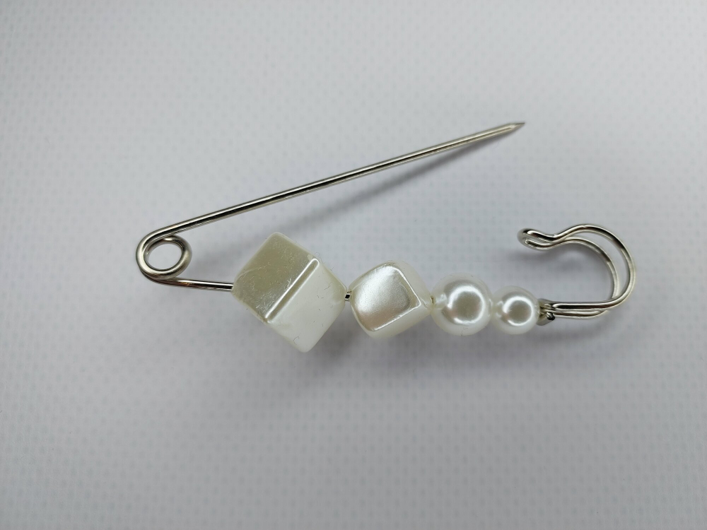 Булавка брошь "Жемчужная роскошь" для кардигана. пальто. Костюма. Цвет  белый