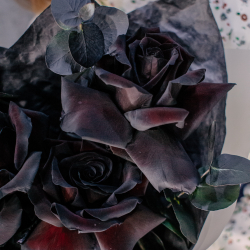 88. Темный букет с черными французскими розами и эвкалиптом