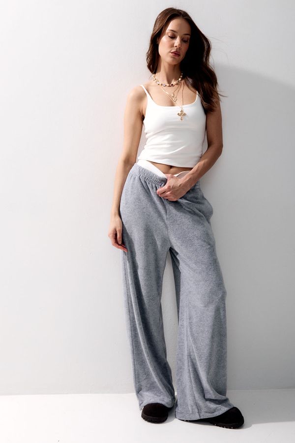 Широкие брюки на резинке из велюровой ткани цвета серый меланж