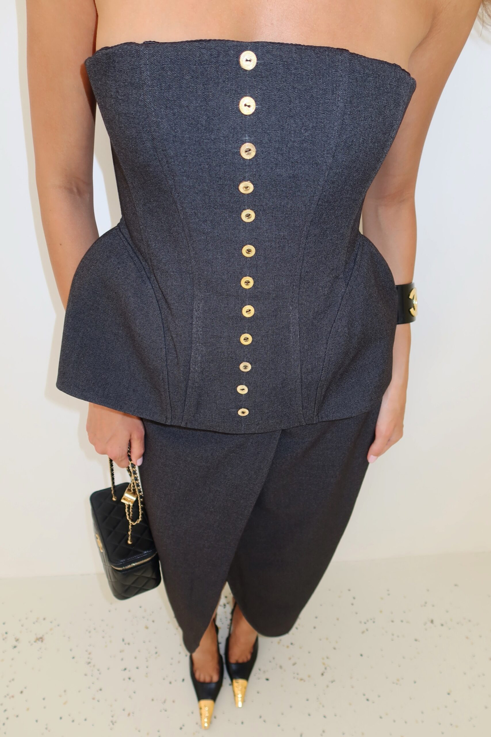 Корсет с маленькими декоративными пуговицами