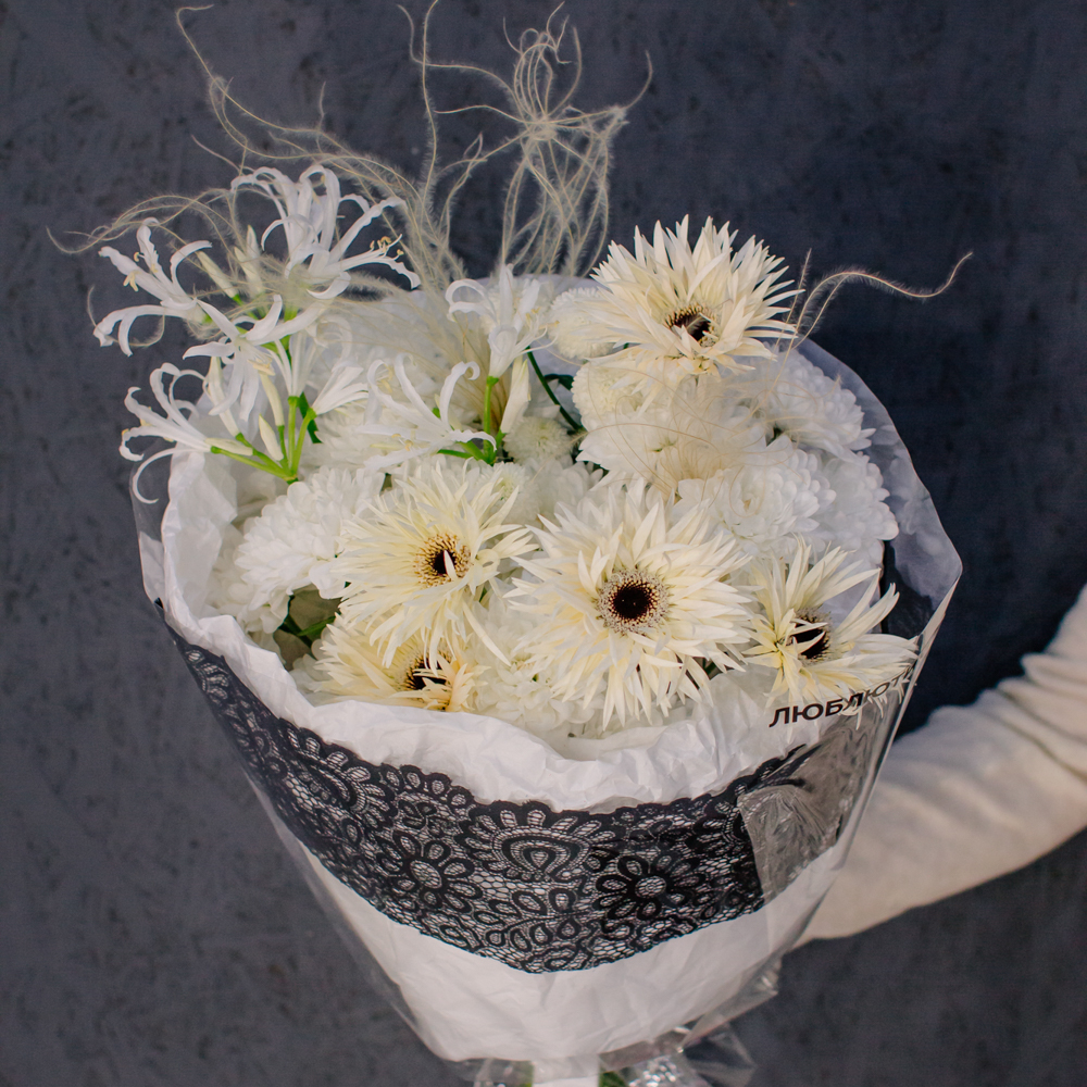 113. Кружевной белоснежный букет с выразительным акцентом
