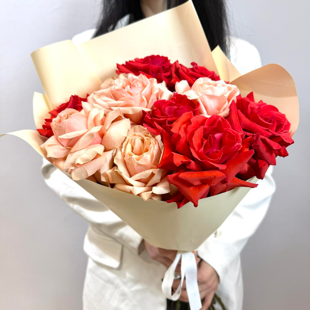 «Бархатный акцент» букет французских роз Кахала и Нина