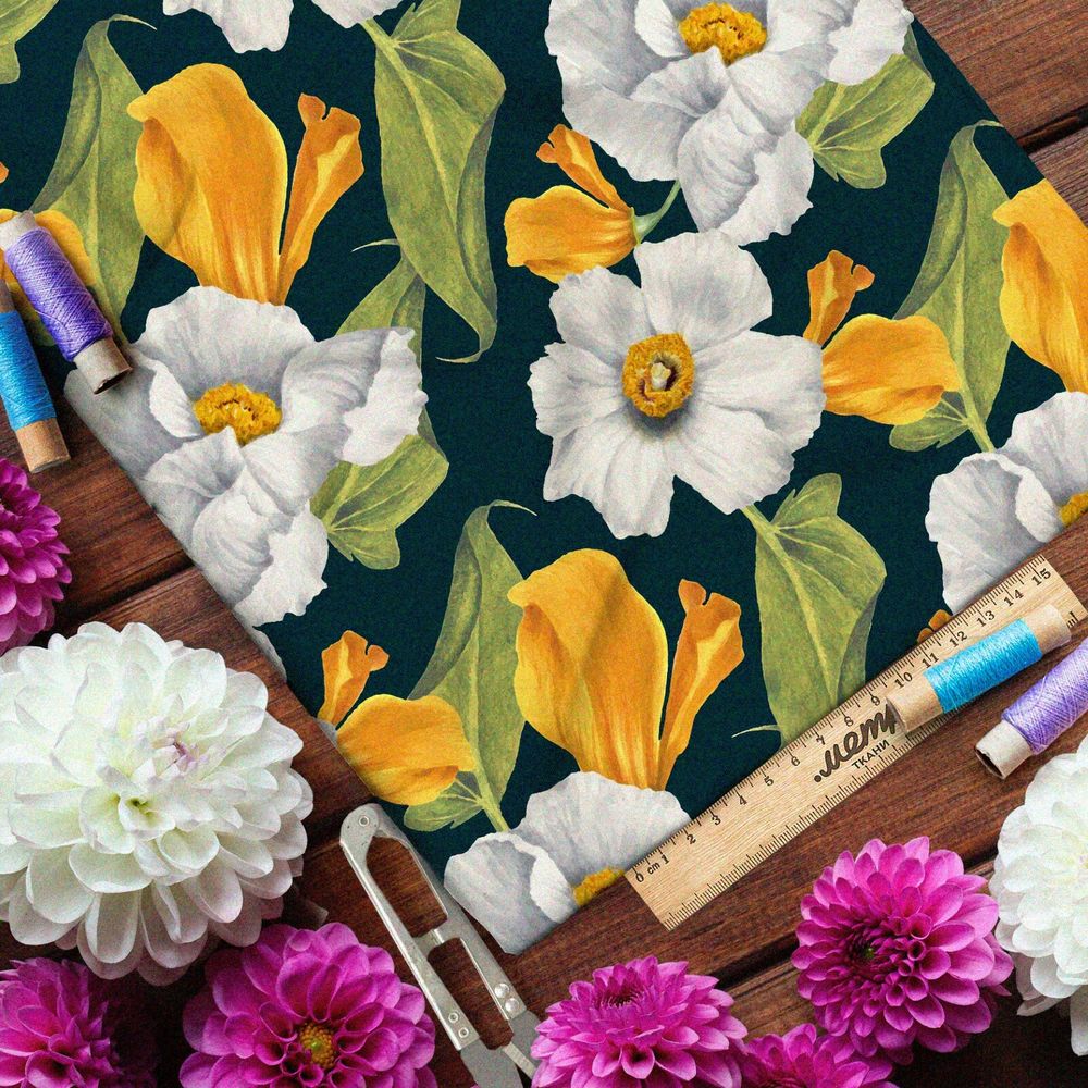 Ткань лён крупные белые петуньи и жёлтые ирисы на чёрном фоне