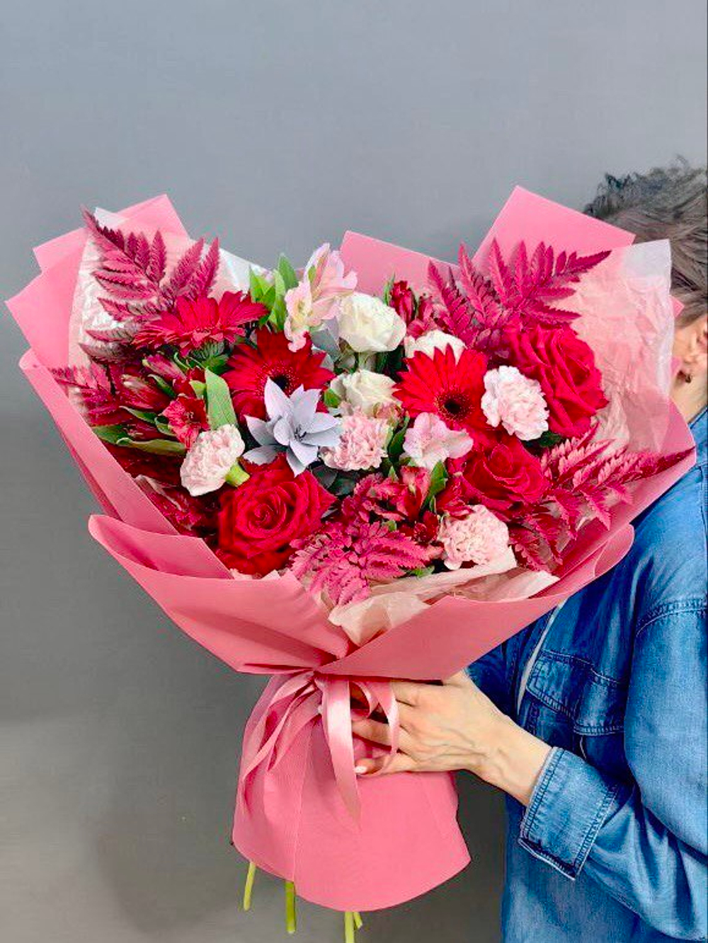 Авторский букет в красной гамме