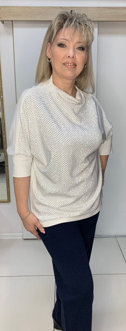 Белый нарядный джемпер со стразовым принтом