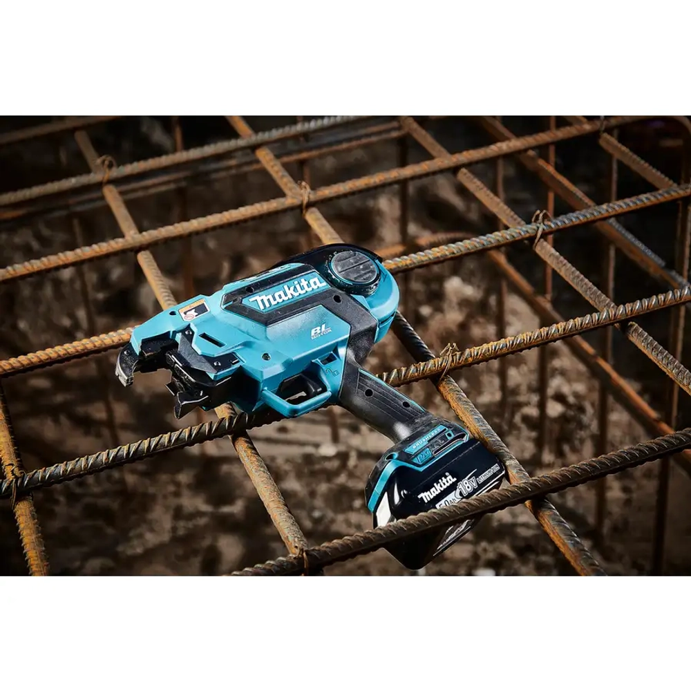 Аккумуляторный инструмент для вязки арматуры Makita DTR180ZJ