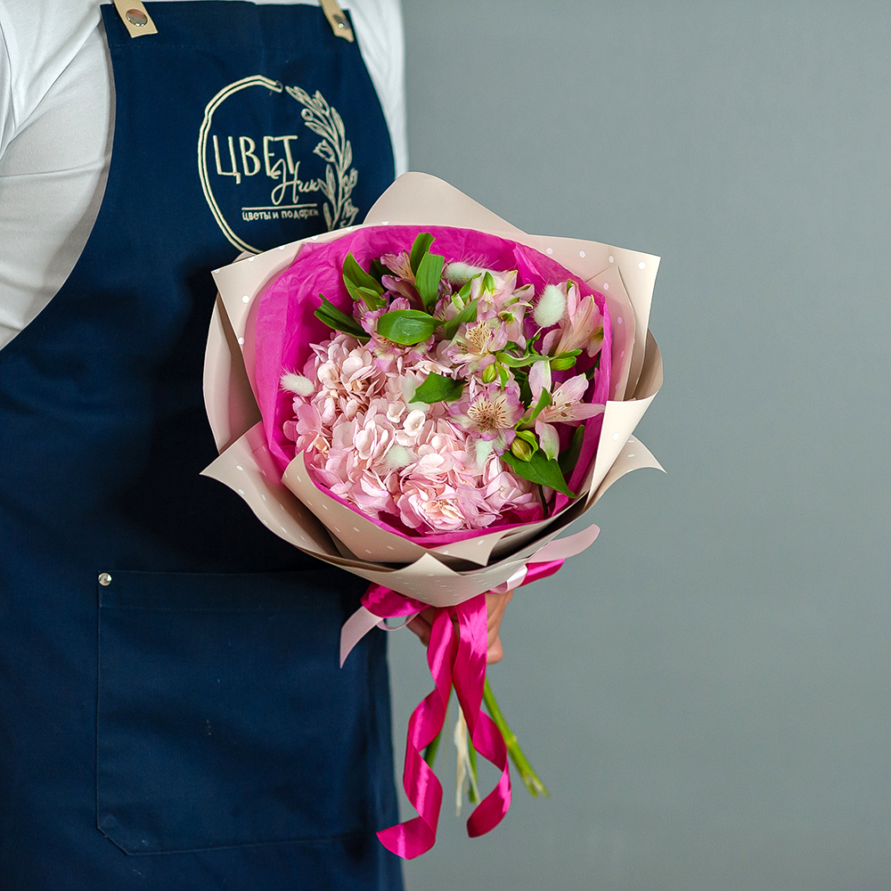 Сборный мини букет с розовой гортензией и альстромерией