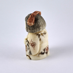 Нэцкэ Гейша с табличкой "Счастье" и пером