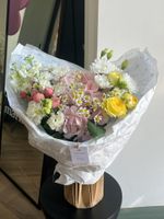 Букет сборный из гортензии, ромашки, кустовых пионовидных роз и лизиантуса