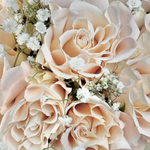 Букет невесты из 9 нежных кремовых роз и белой гипсофилы с юбочкой из матового фетра