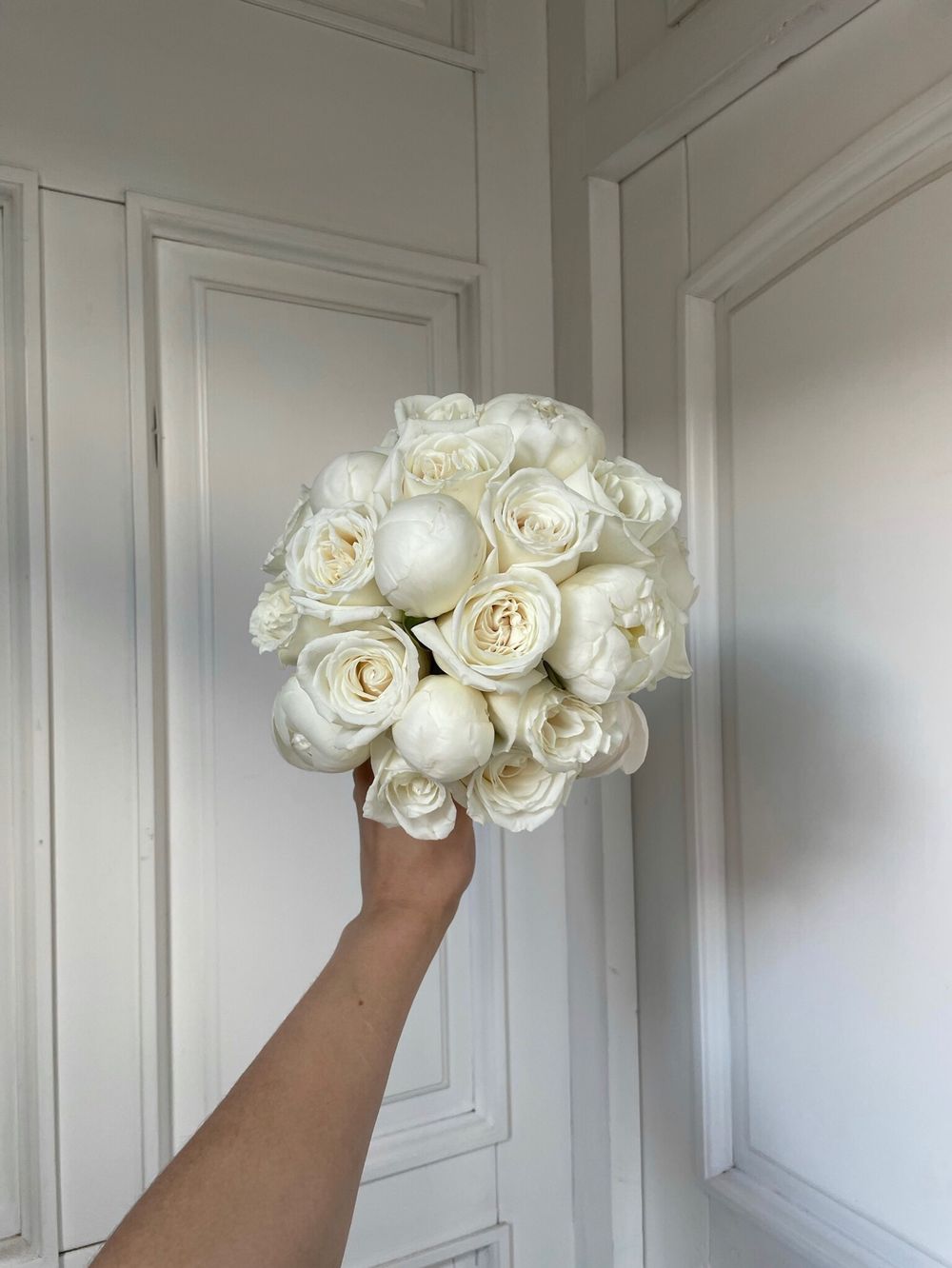 Свадебный букет из пионов и одноголовых роз