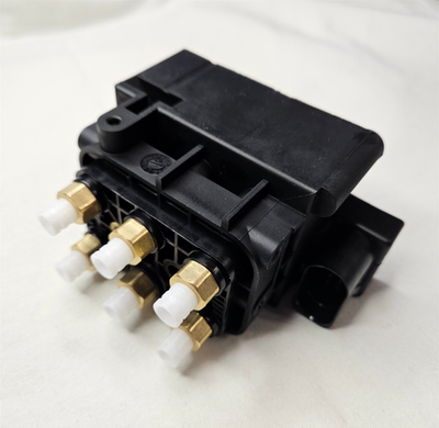 Блок клапанов пневмоподвески  VW Touareg GP, Audi Q7 (4L), Jeep WK2, Porsche 955/957, Panamera 970