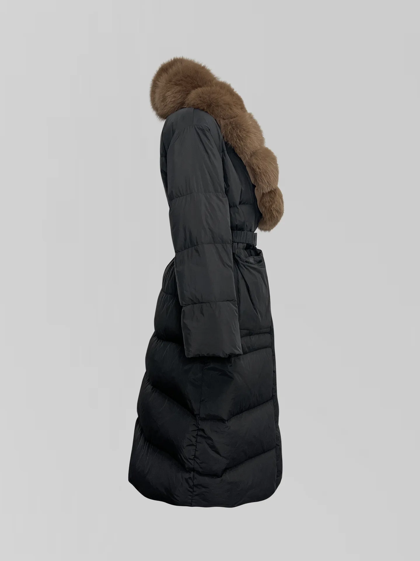 Пуховик 8820 однотонный удлиненный с мехом накладными карманами и поясом