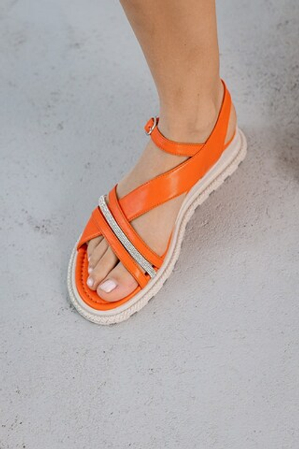 Сандалии из натуральной кожи оранжевого цвета