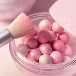 Rom&Nd Sheer Powder Pearls 02 Berry Glow мерцающая пудра-вуаль в шариках