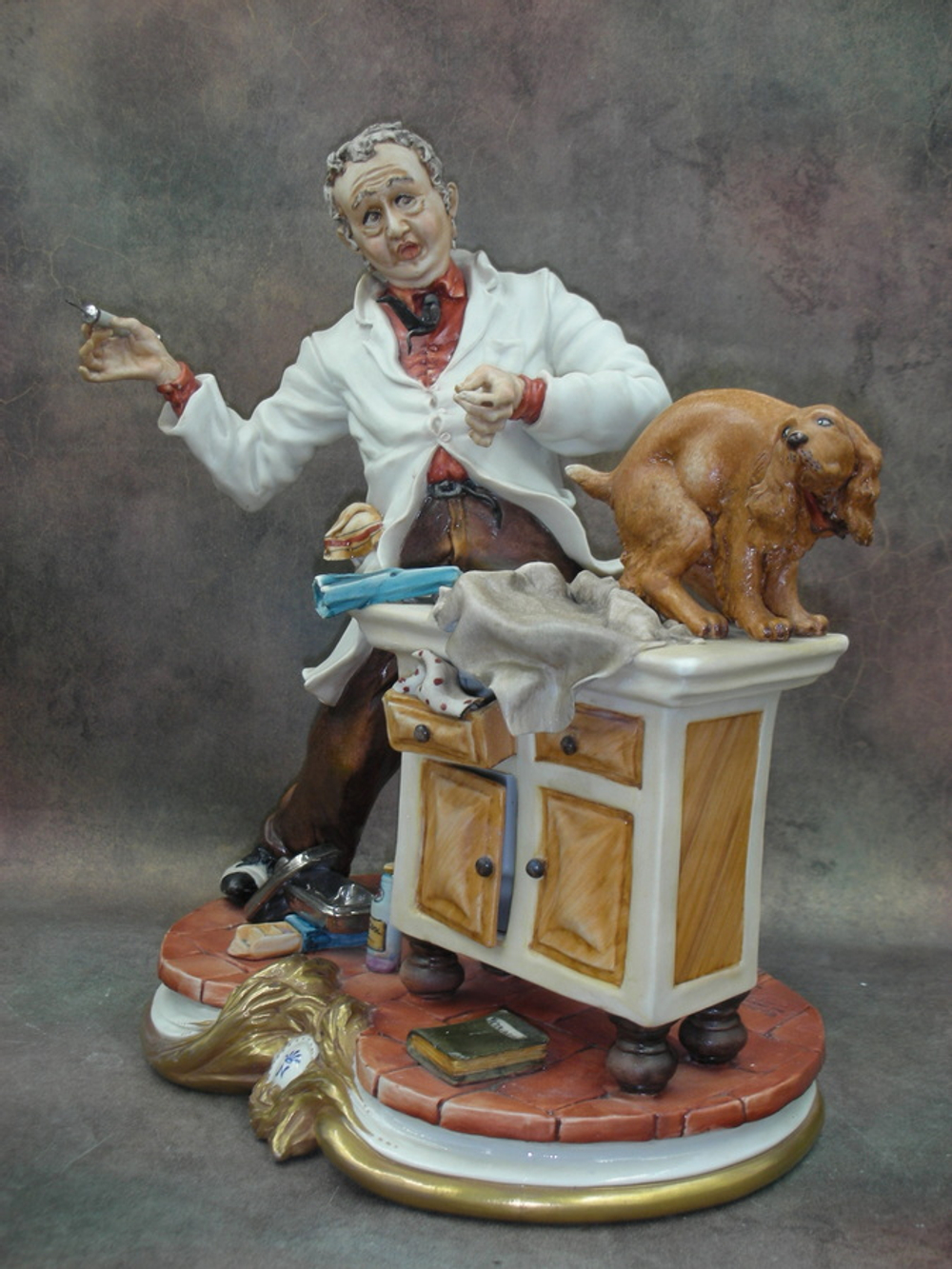 Статуэтка. Фарфор. Ветеринар. Capodimonte. Италия