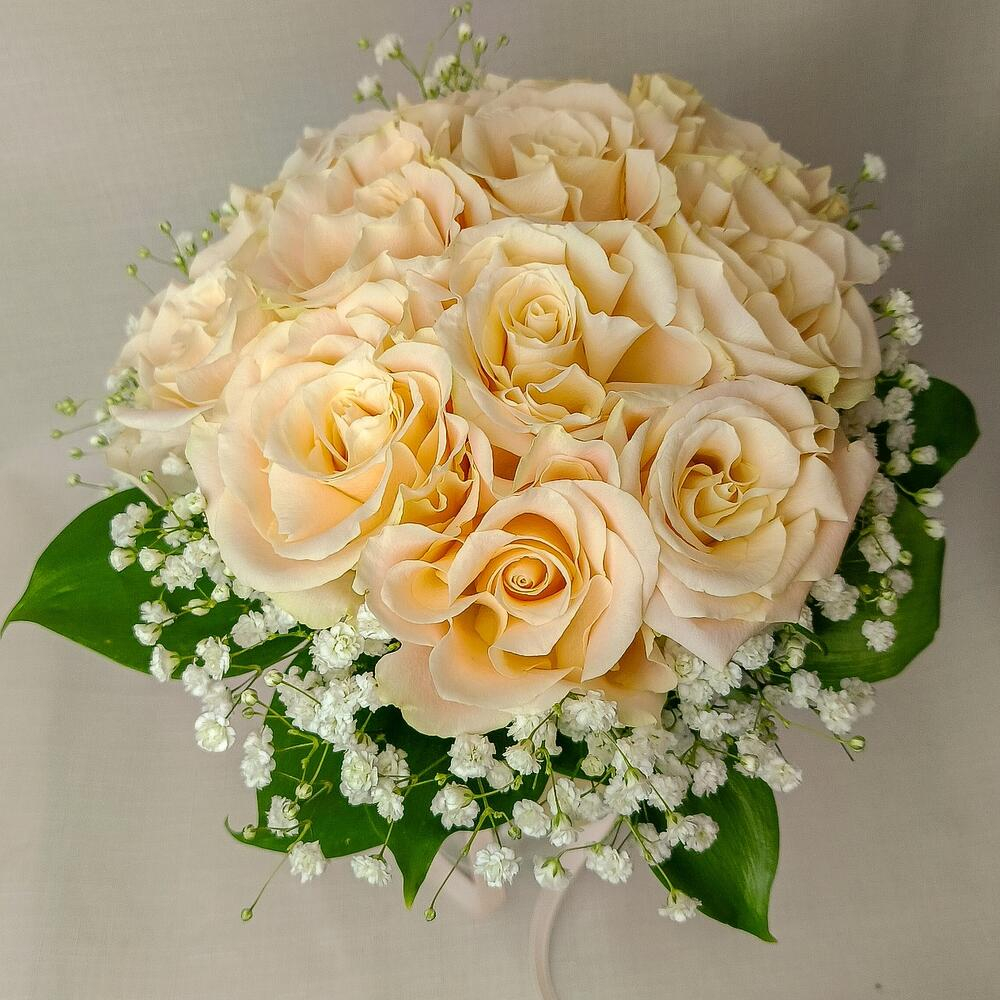 Букет невесты размер L из роз цвета Шампань 15 шт, монжеты из белой гипсофилы и зелени