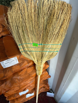 Веник‑метла из сорго с деревянным черенком