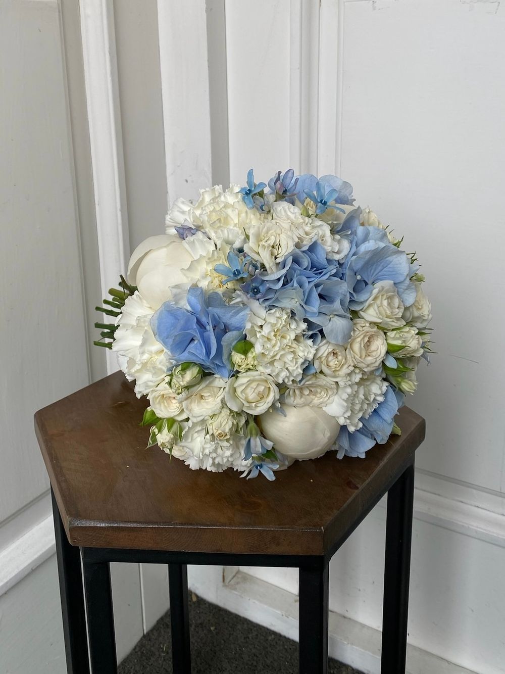 Свадебный букет из гортензии, оксипеталума, пионов, лизиантуса и диантусов