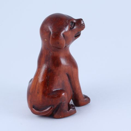 Нэцкэ Собака сидит