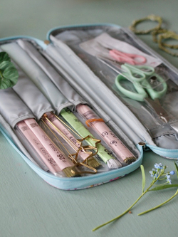 Пенал для проволоки на молнии с цветочками прованс