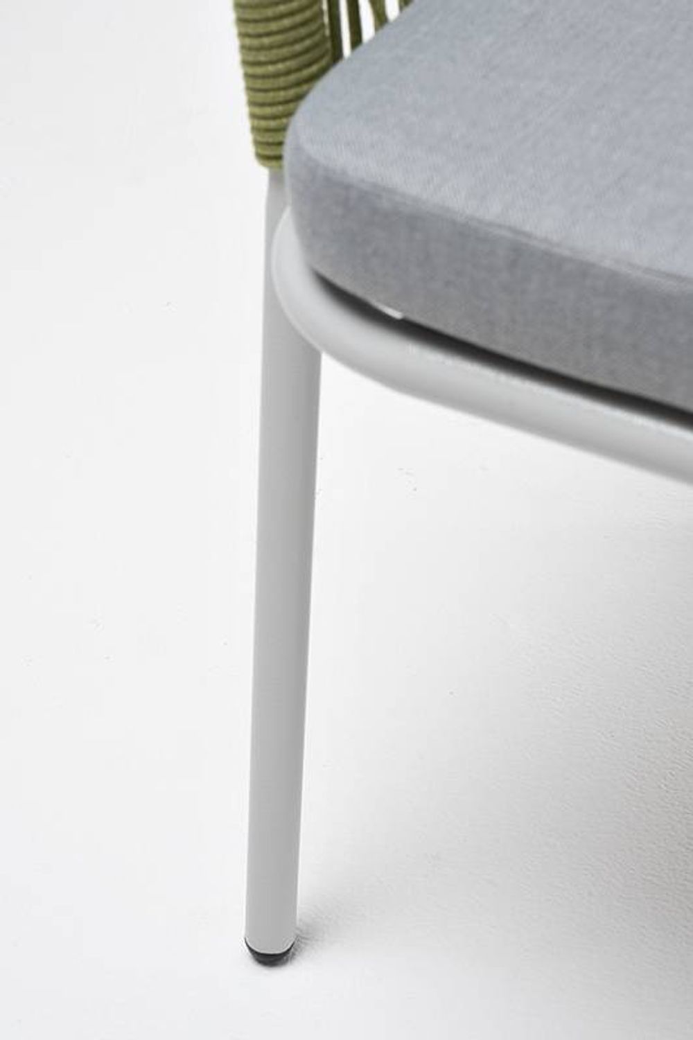 "Лион" стул плетеный из роупа, каркас из стали светло-серый (RAL7035) муар, роуп салатовый меланж круглый, ткань светло-серая