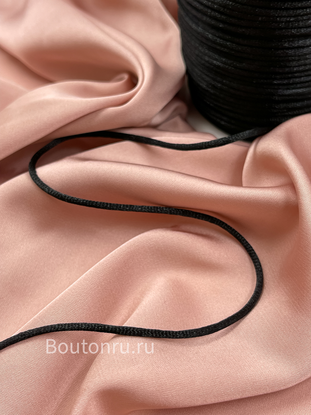 Шнур круглый атласный черный