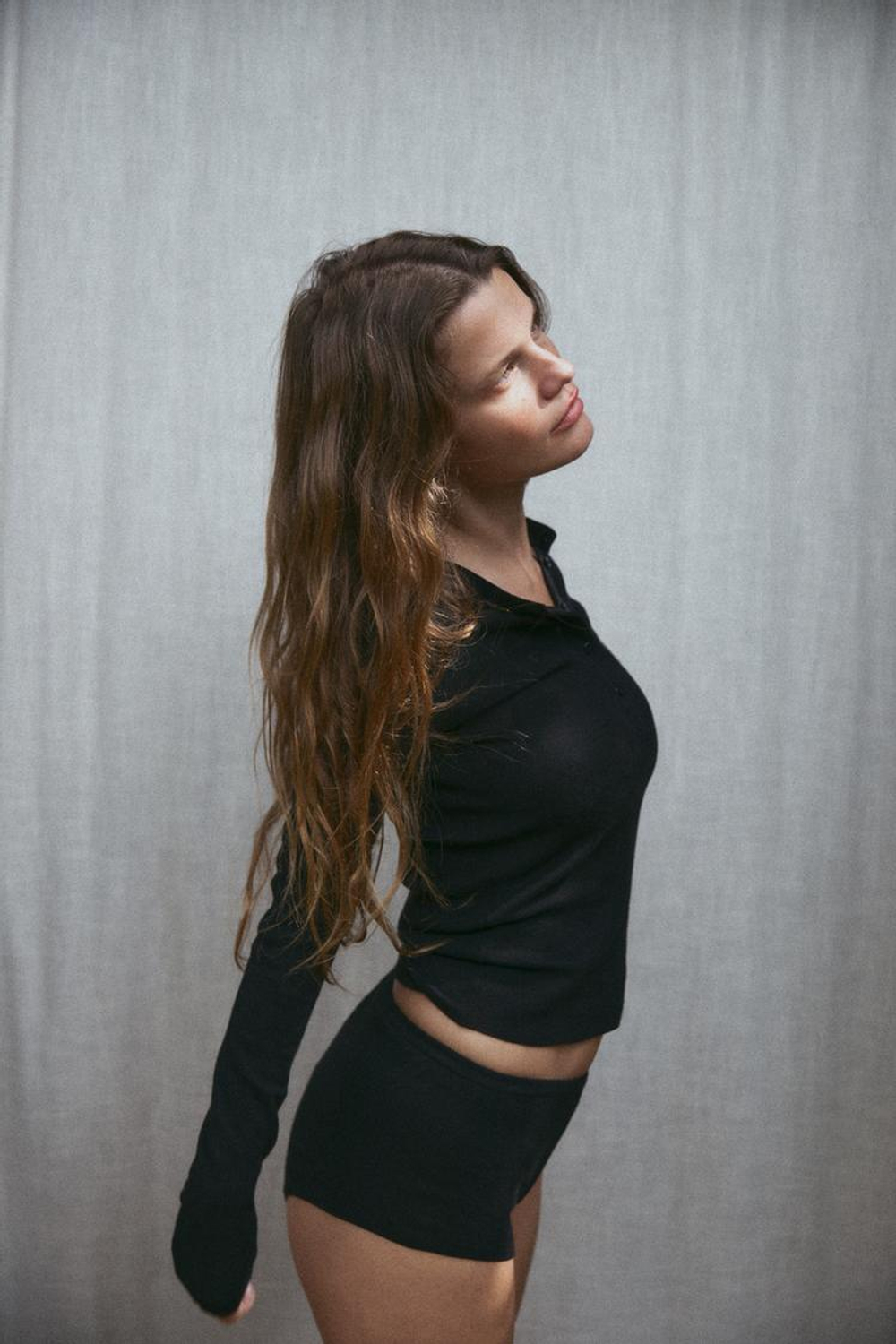 ZARA ФУТБОЛКА С ПУГОВИЦАМИ ИЗ ХЛОПКА, ЧЕРНЫЙ