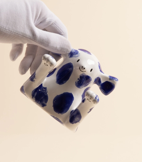 Крючок-скульптура — Пес с лапами, белый с синими пятнами | vaya.for.fun